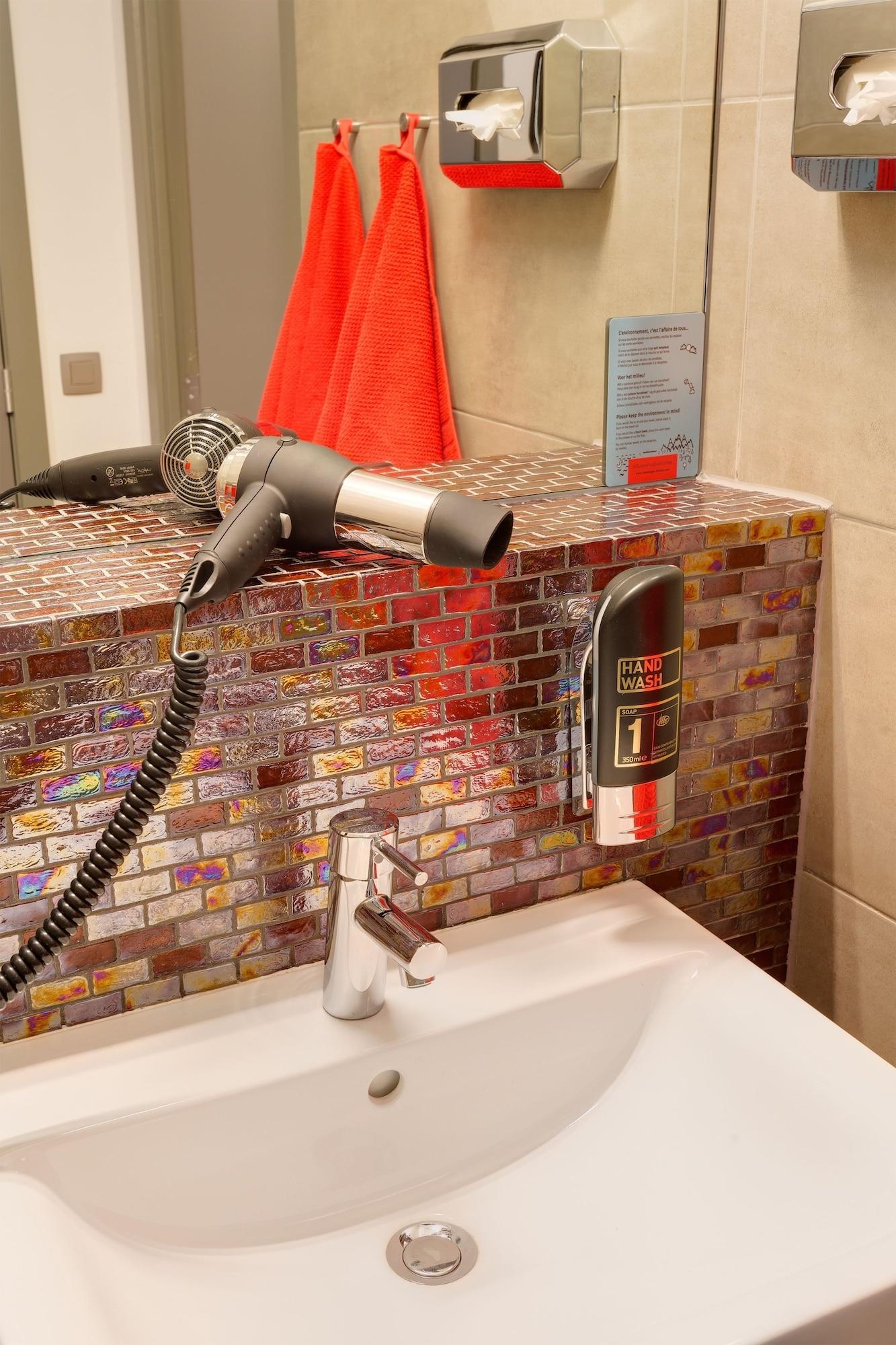 Meininger Hotels Bruxelles City Center Sint-Jans-Molenbeek ภายนอก รูปภาพ