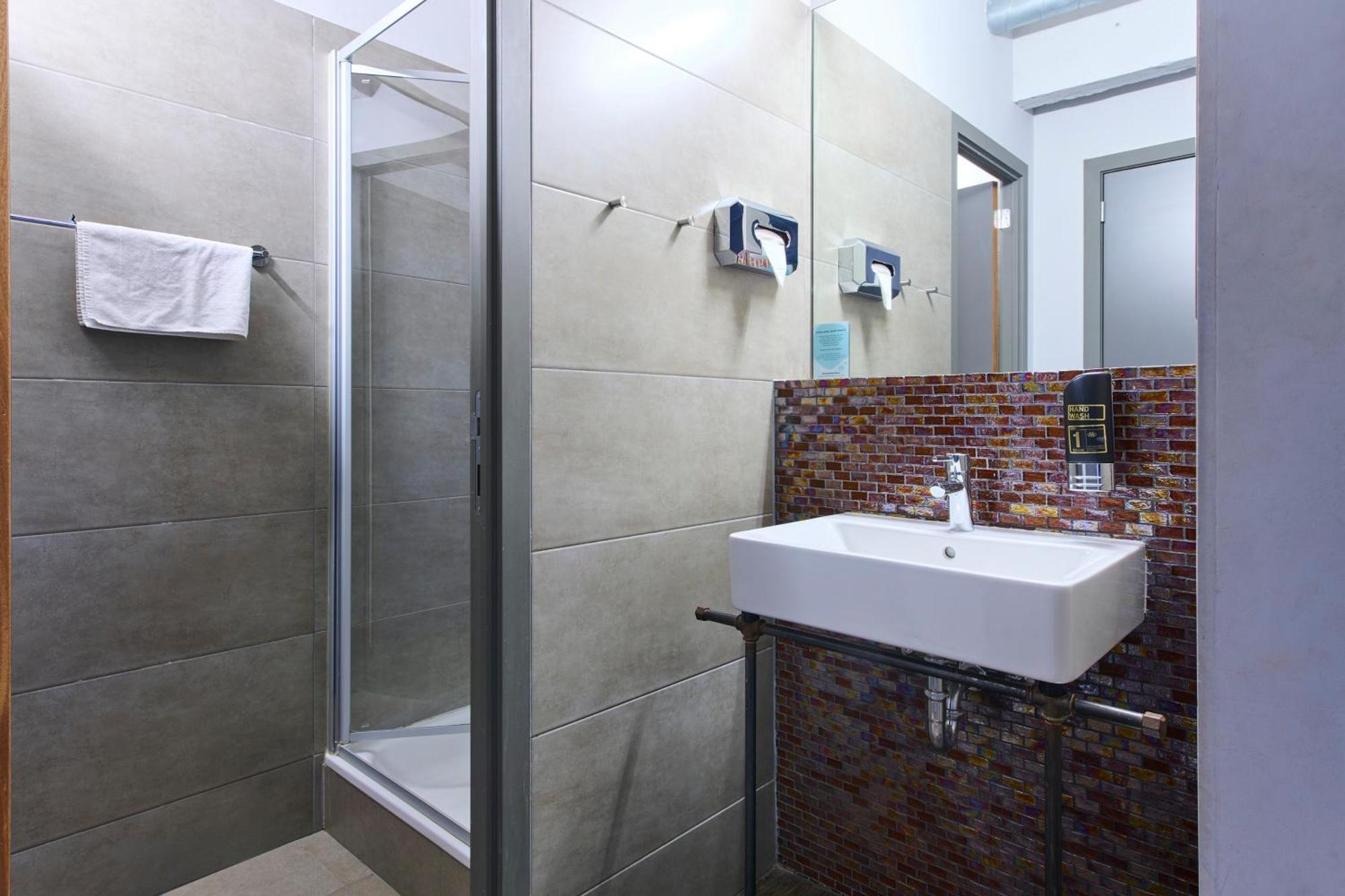 Meininger Hotels Bruxelles City Center Sint-Jans-Molenbeek ภายนอก รูปภาพ